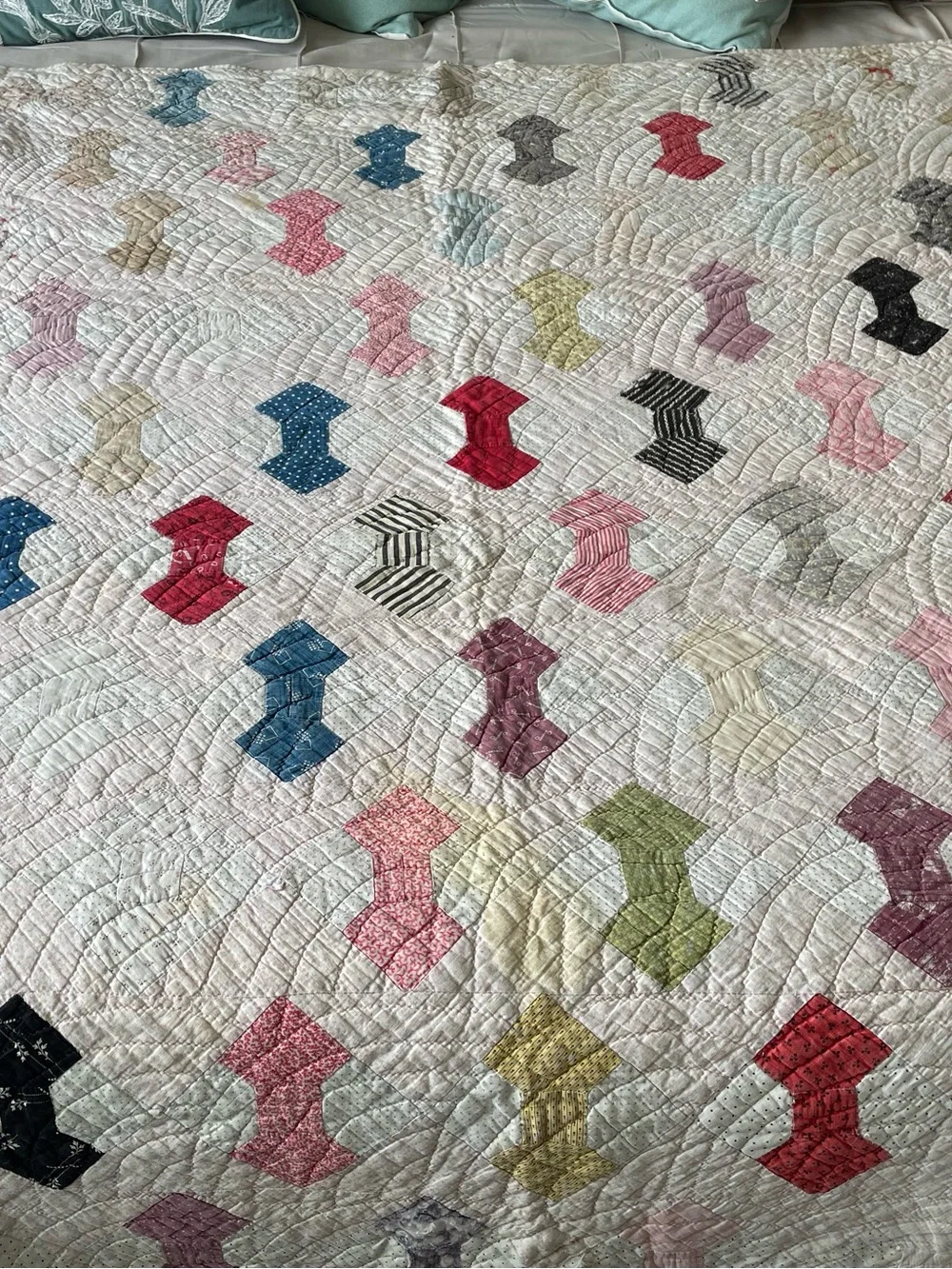 Antique 1930s 40s Bow Tie Quilt Feedsack Patchwork Hand Quilted Cutter Vintage